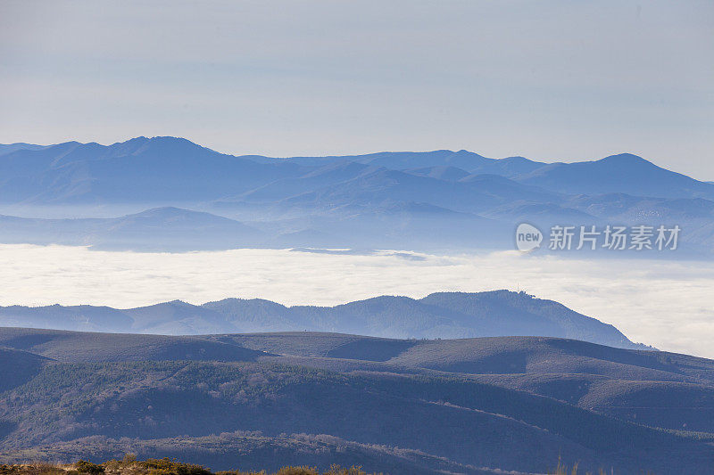 西班牙圣地亚哥路上El Bierzo的山景